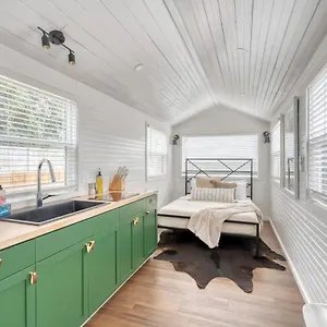 Holiday home - Noir-emerald Modern Tinylux In, Portland